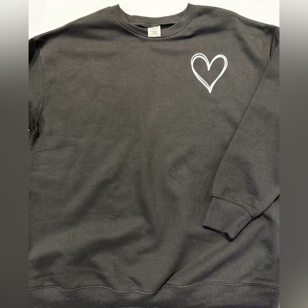 No boundaries adult large white heart crew neck sweatshirt- new